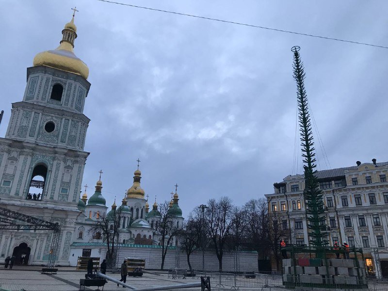 Каркас елки, каток и первые домики для ярмарки: как проходит подготовка к Новому году 2022 на Софийской площади 6