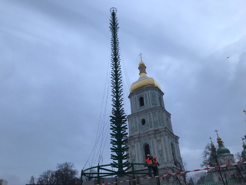 Каркас елки, каток и первые домики для ярмарки: как проходит подготовка к Новому году 2022 на Софийской площади 7