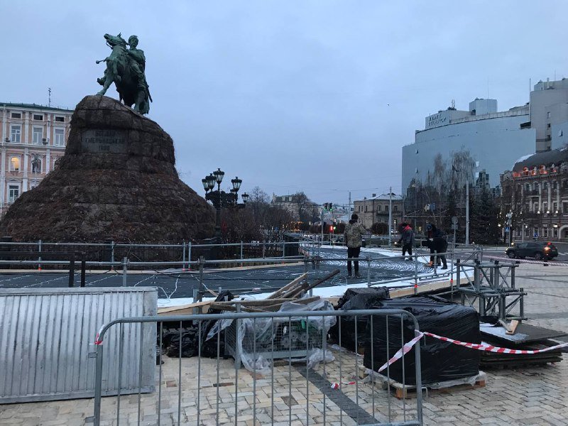 Каркас елки, каток и первые домики для ярмарки: как проходит подготовка к Новому году 2022 на Софийской площади 8