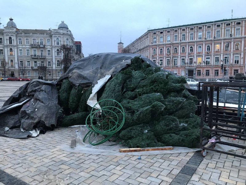 Каркас елки, каток и первые домики для ярмарки: как проходит подготовка к Новому году 2022 на Софийской площади 10