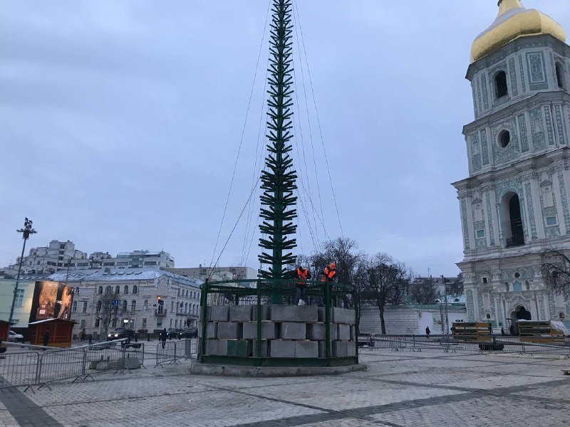 Каркас елки, каток и первые домики для ярмарки: как проходит подготовка к Новому году 2022 на Софийской площади 11