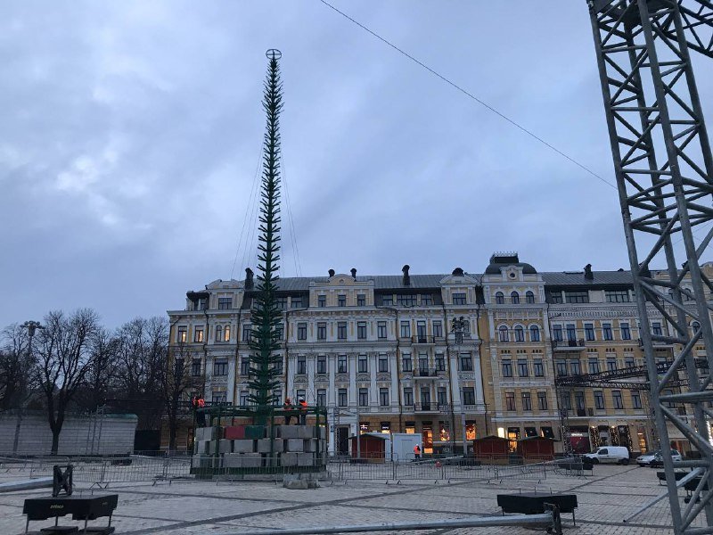 Каркас елки, каток и первые домики для ярмарки: как проходит подготовка к Новому году 2022 на Софийской площади 12