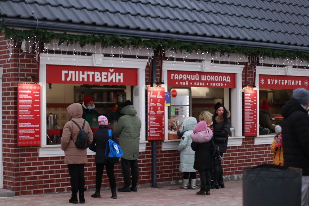 В Добропарке под Киевом открылась новая локация «Зима за городом»: чем удивит и сколько стоит 15