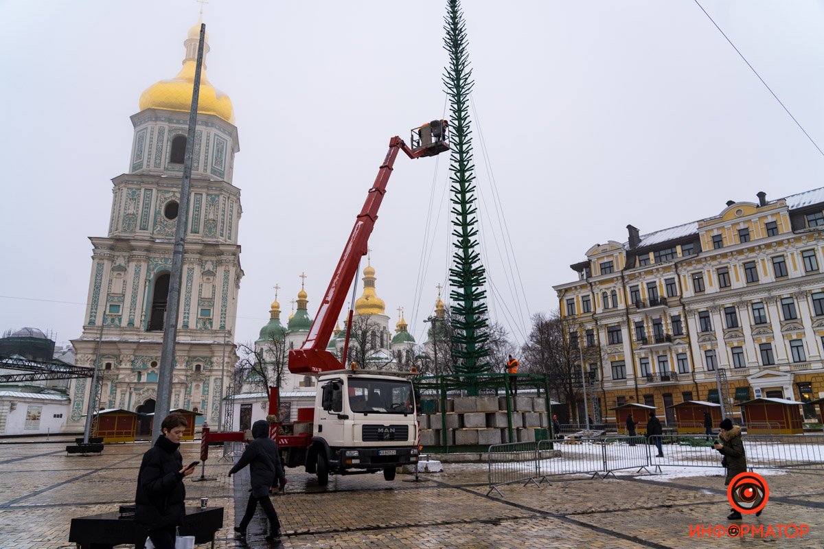 Главный новогодний городок Украины: как сейчас выглядит Софийская площадь в Киеве 3