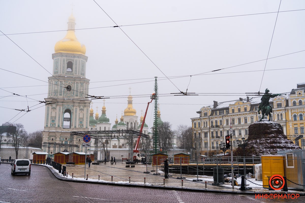 Главный новогодний городок Украины: как сейчас выглядит Софийская площадь в Киеве 6