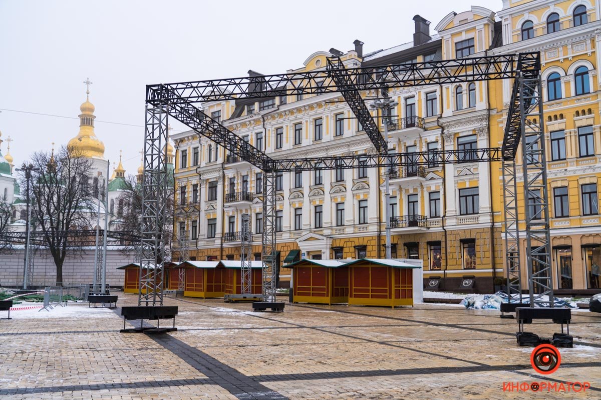 Главный новогодний городок Украины: как сейчас выглядит Софийская площадь в Киеве 11