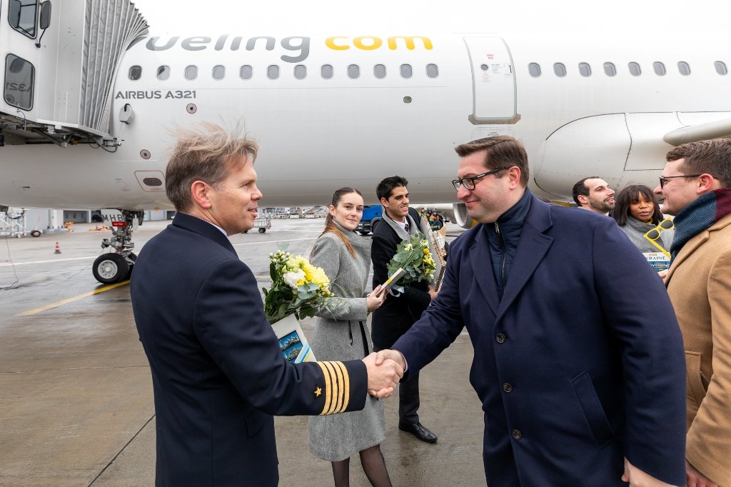 Испанский лоукостер Vueling запустил бюджетные рейсы из Киева в Париж 1