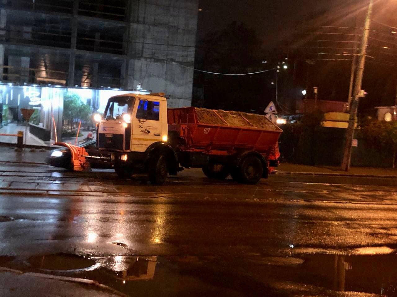 В Киеве из-за непогоды гидрослужбы и спецтехника работают в усиленном режиме 1