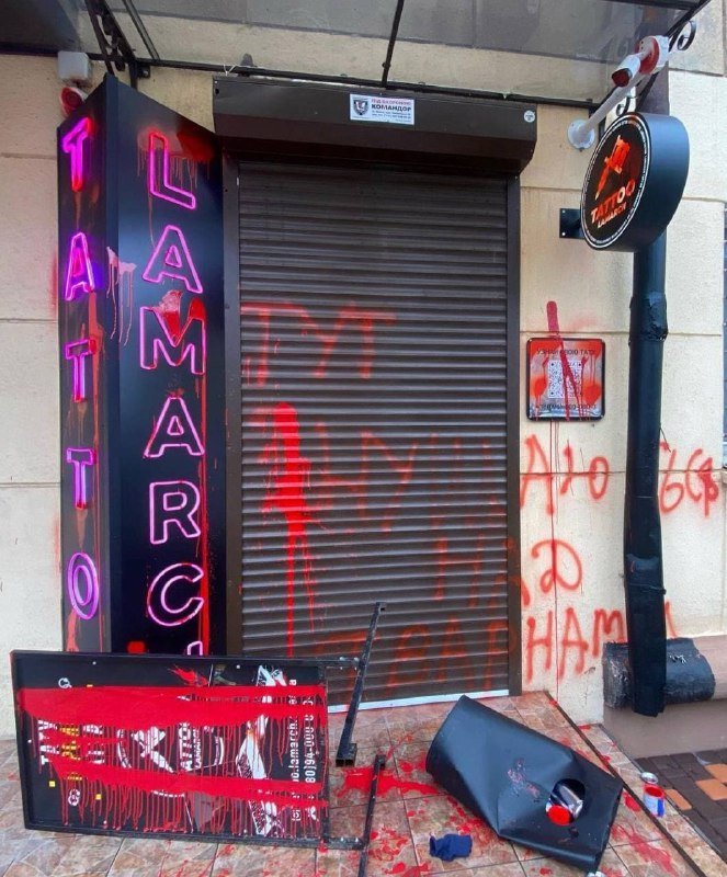 В Киеве в тату-салон привели свинью, чтобы набить ей на спине купола и установить рекорд 7