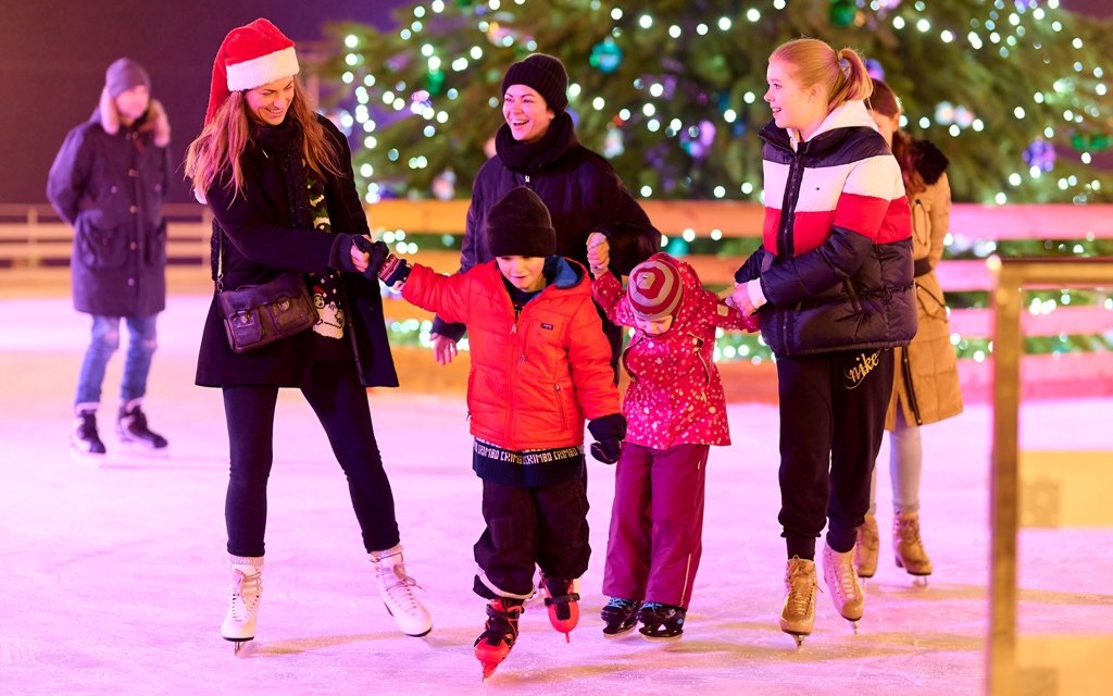 Уникальный каток, горка и тысячи фонариков: чем в этом году удивит рождественский городок на Подоле 1