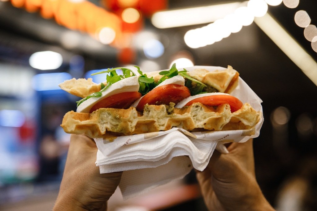 Уникальный каток, горка и тысячи фонариков: чем в этом году удивит рождественский городок на Подоле 3