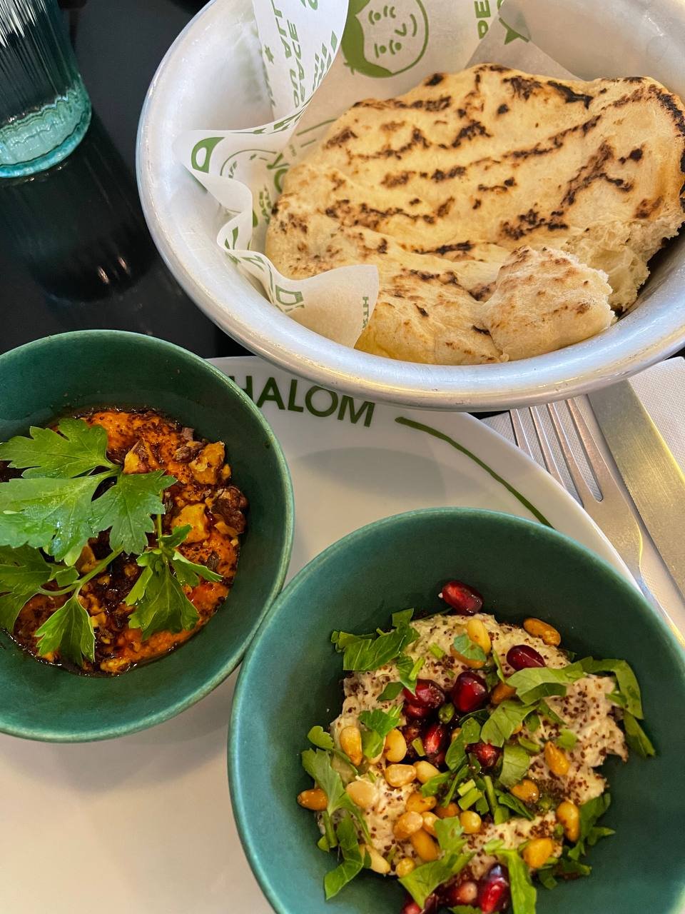 В Киеве открыли новое израильское кафе Shalom: цены, меню, интерьер 6