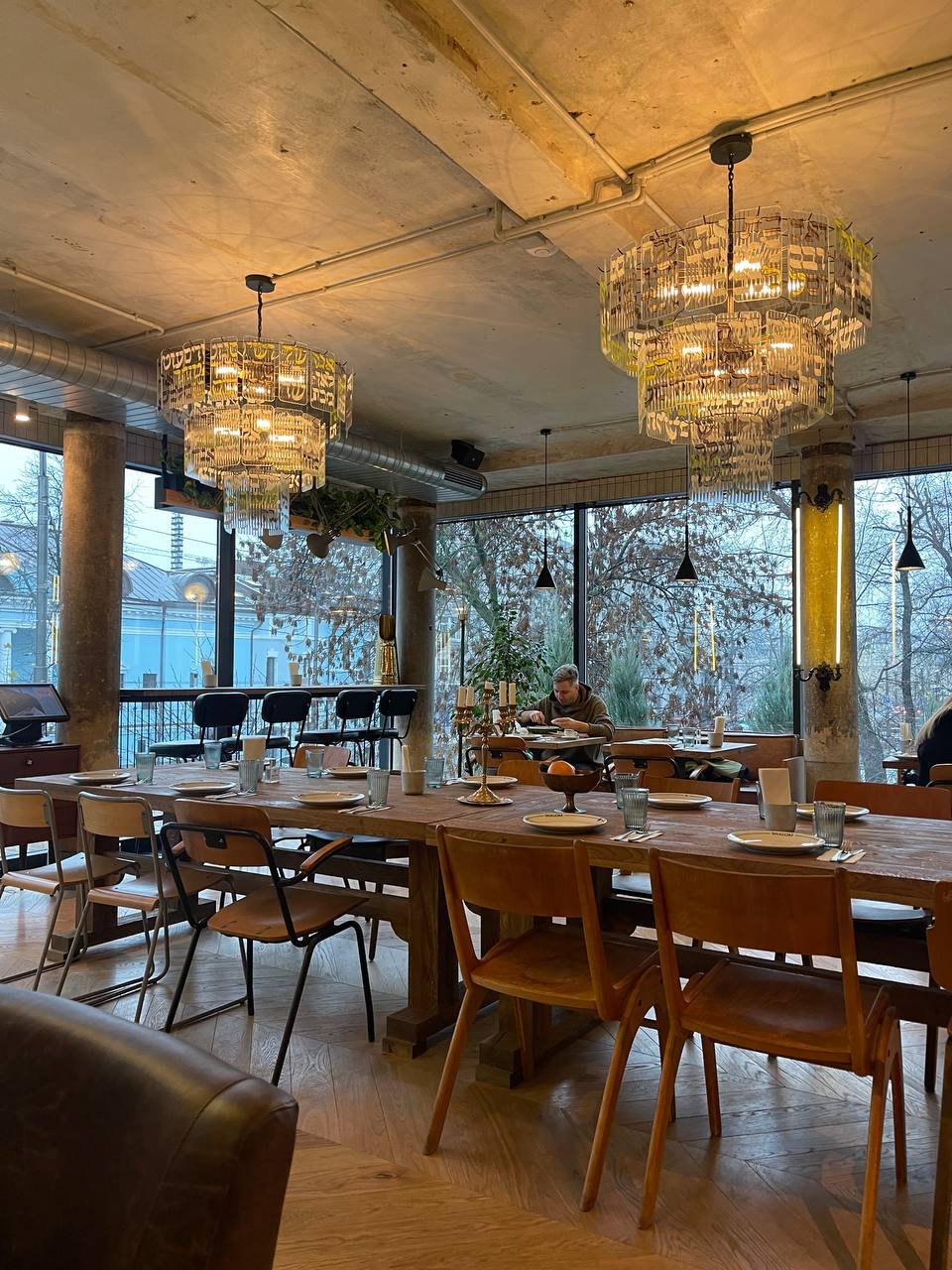 В Киеве открыли новое израильское кафе Shalom: цены, меню, интерьер 9