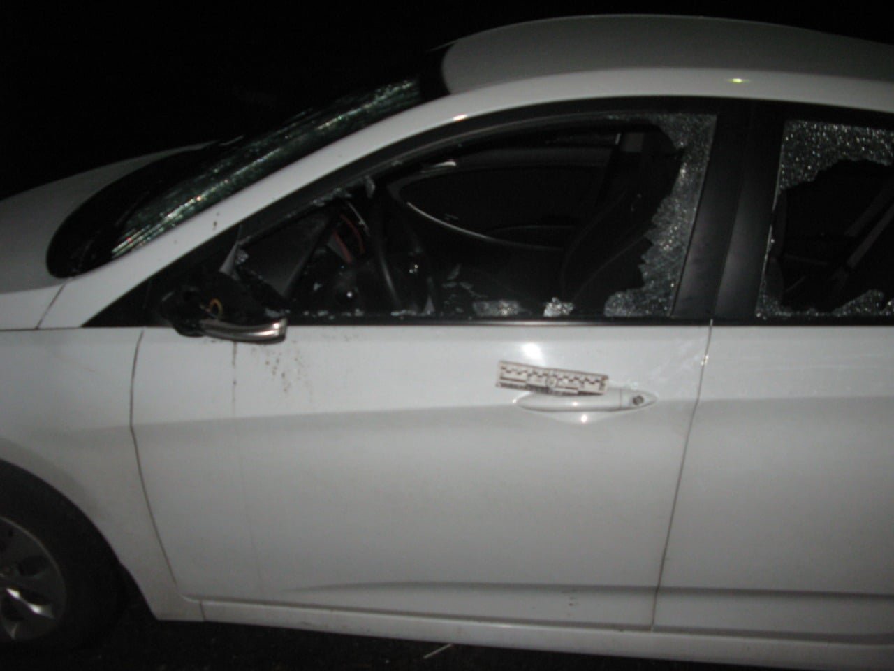 Приревновал девушку к другому: под Киевом горе-парень растрощил битой чужую машину 2