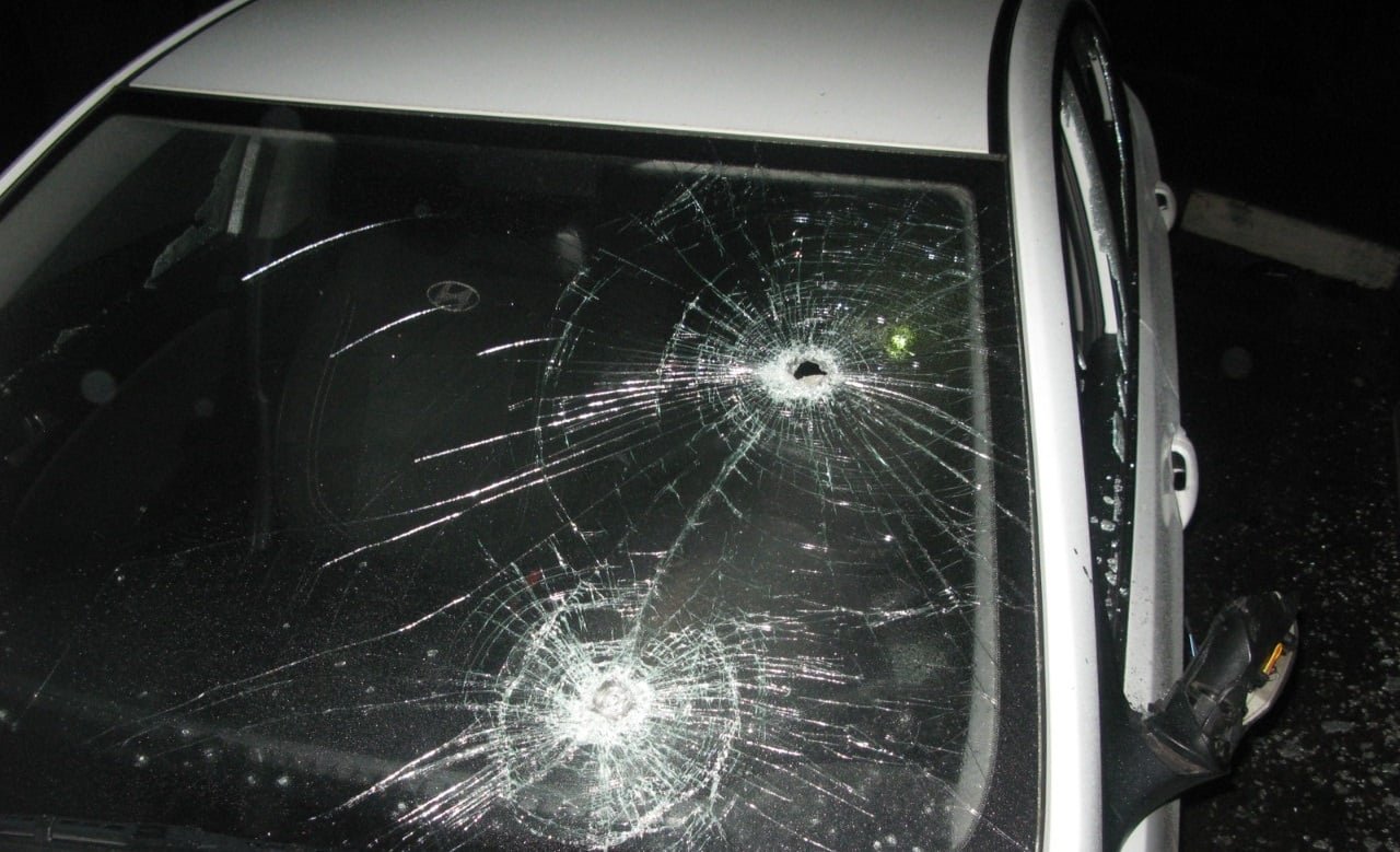 Приревновал девушку к другому: под Киевом горе-парень растрощил битой чужую машину 3