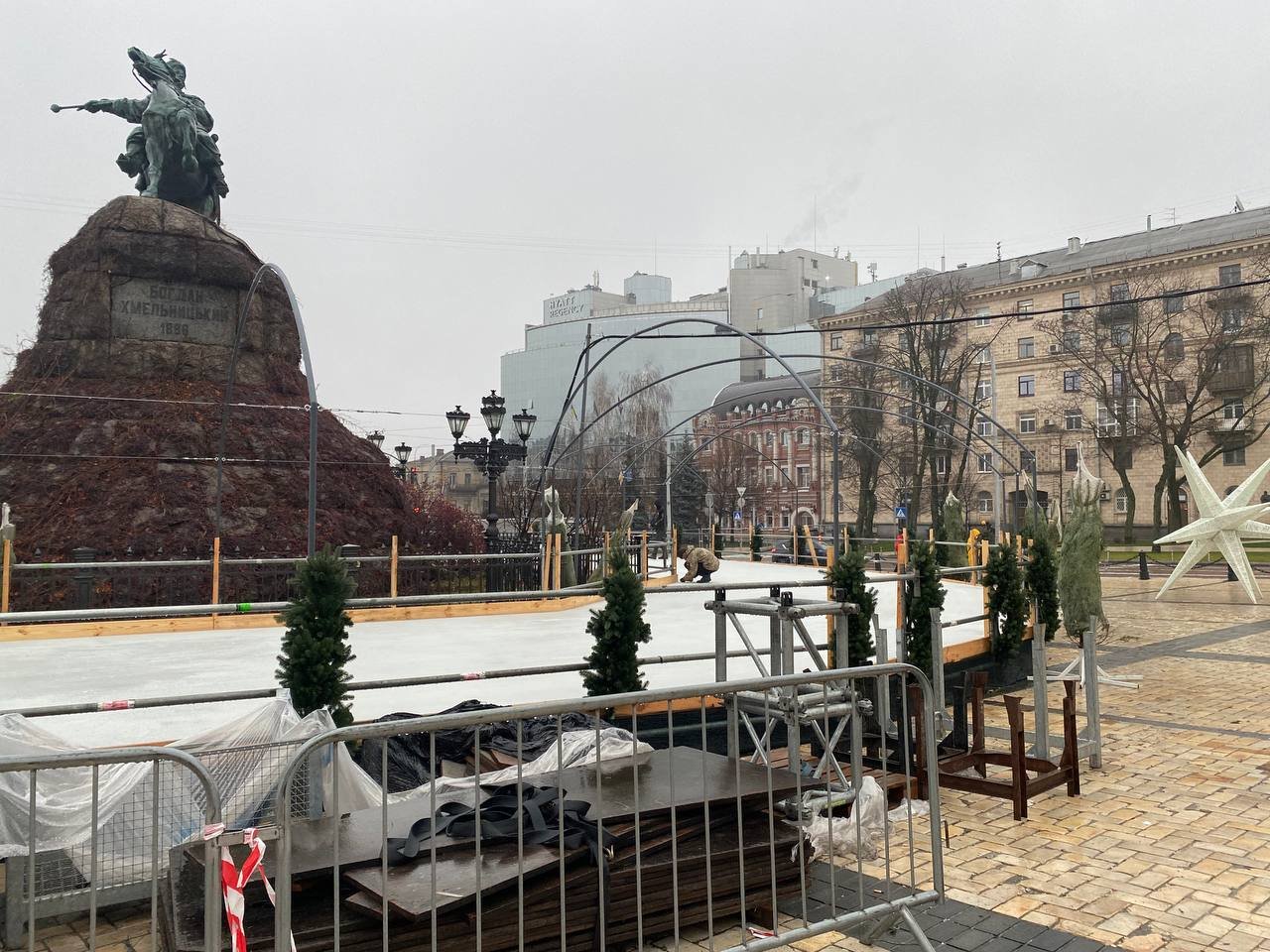 В Киеве у главной елки страны появилась звезда: как проходит монтаж новогоднего городка на Софийской 3