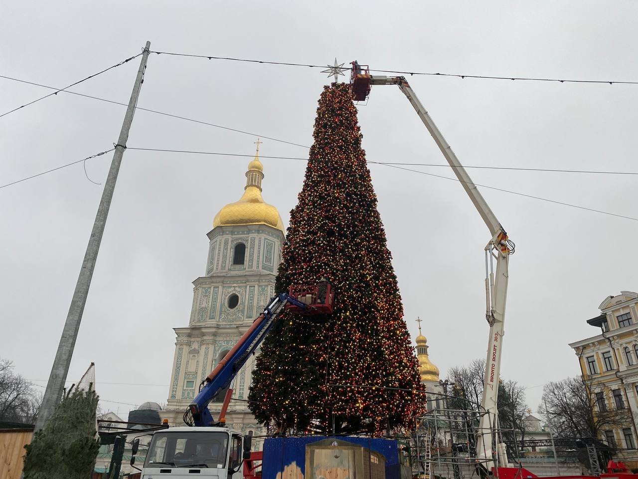 В Киеве у главной елки страны появилась звезда: как проходит монтаж новогоднего городка на Софийской 4