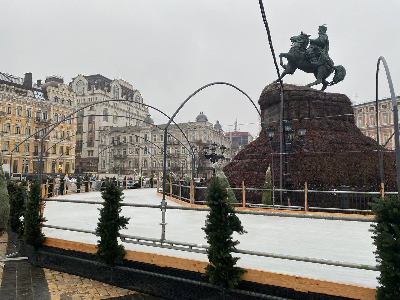 В Киеве у главной елки страны появилась звезда: как проходит монтаж новогоднего городка на Софийской 5