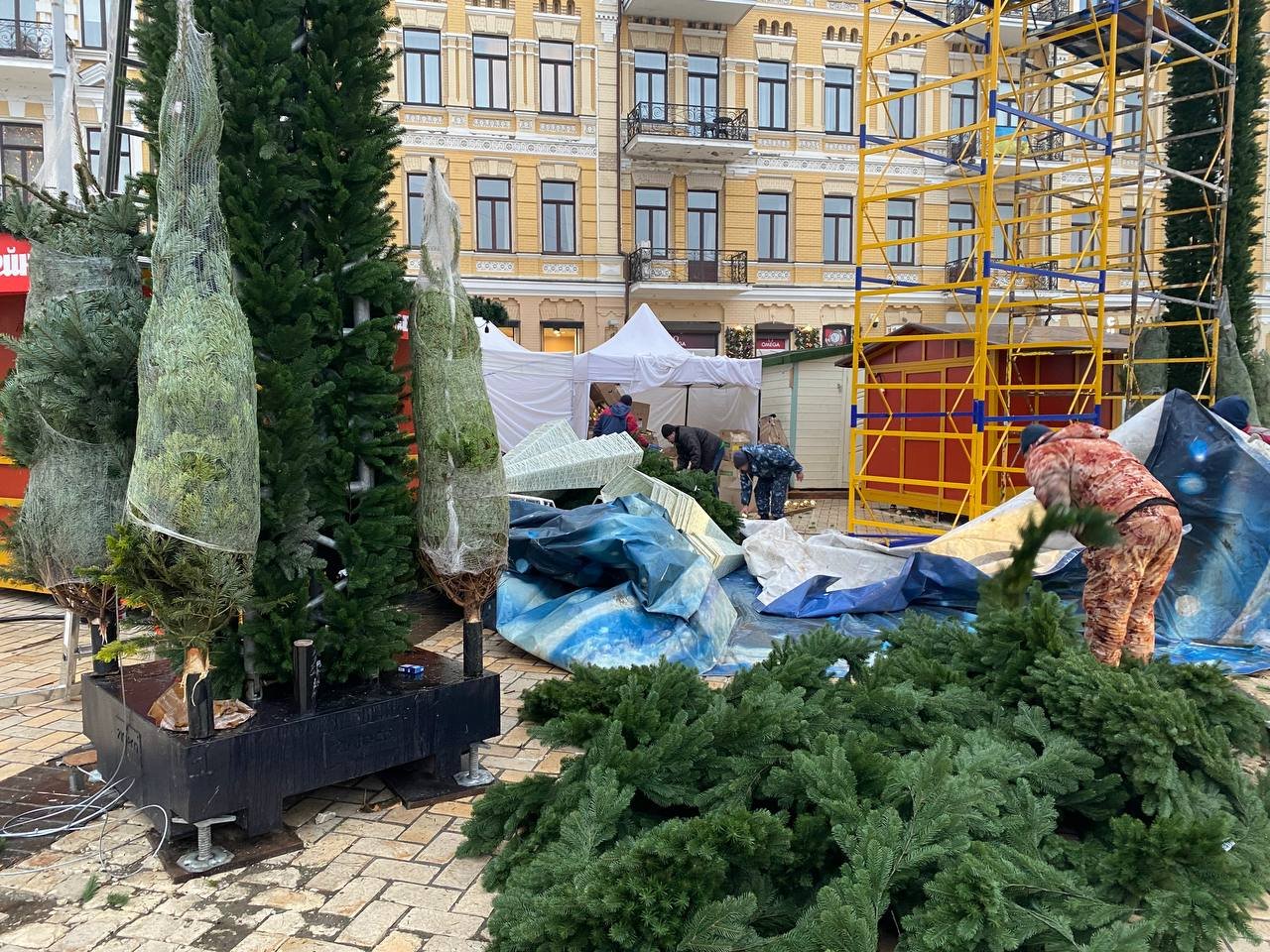 В Киеве у главной елки страны появилась звезда: как проходит монтаж новогоднего городка на Софийской 9