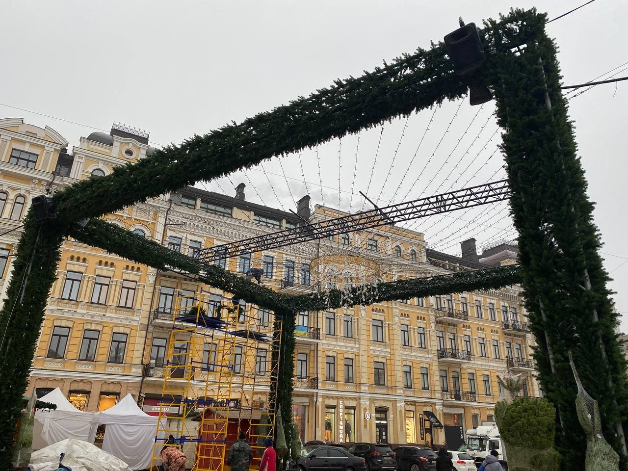 В Киеве у главной елки страны появилась звезда: как проходит монтаж новогоднего городка на Софийской 11