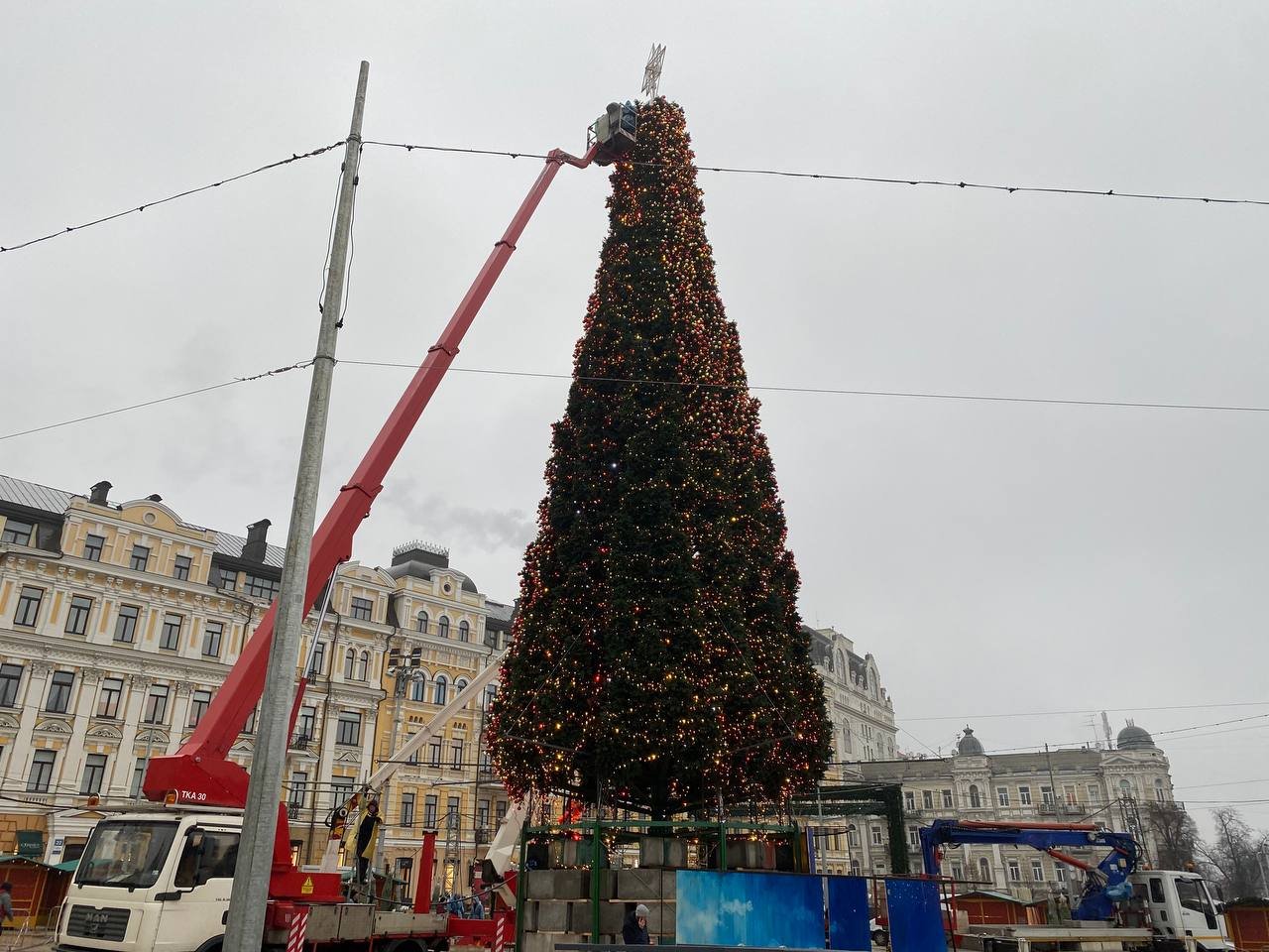 В Киеве у главной елки страны появилась звезда: как проходит монтаж новогоднего городка на Софийской 13