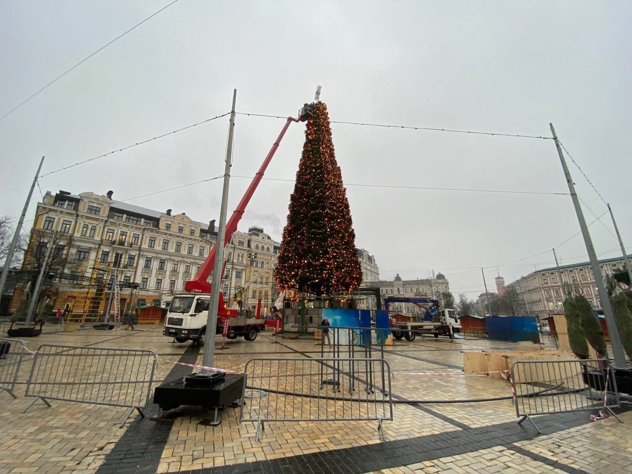 В Киеве у главной елки страны появилась звезда: как проходит монтаж новогоднего городка на Софийской 14