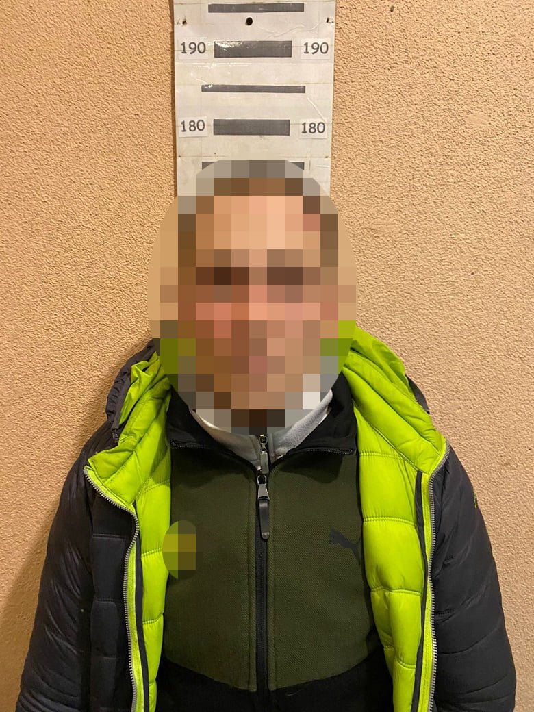 В Киеве мужчина в троллейбусе остановил карманного вора и получил за это ножом в грудь 1