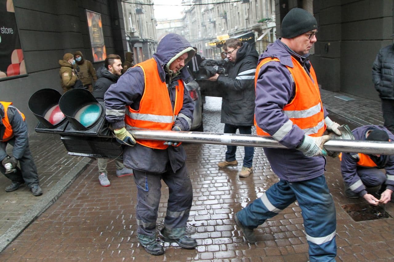 В Киеве демонтировали незаконную стоянку в Пассаже на Крещатике и нанесли разметку для муниципальной парковки 1