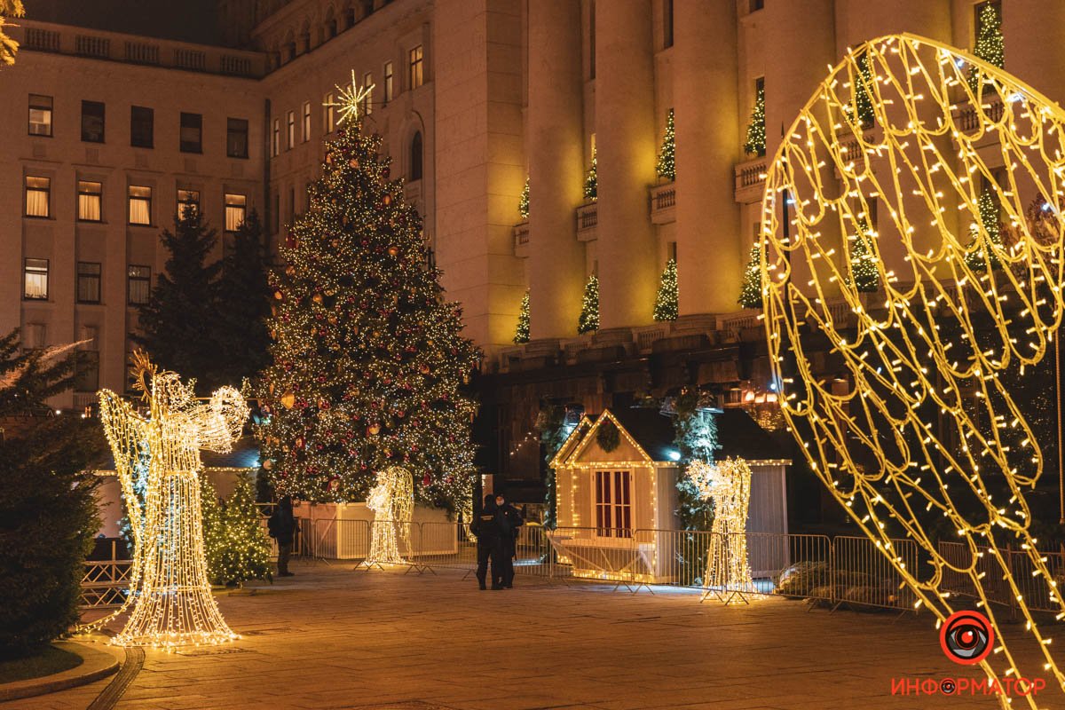 В Киеве на Банковой поставили елку и зажгли иллюминацию: как выглядит новогодний городок возле ОП 1