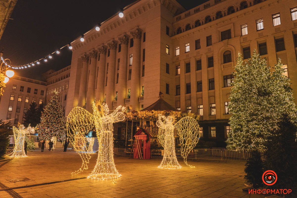 В Киеве на Банковой поставили елку и зажгли иллюминацию: как выглядит новогодний городок возле ОП 2