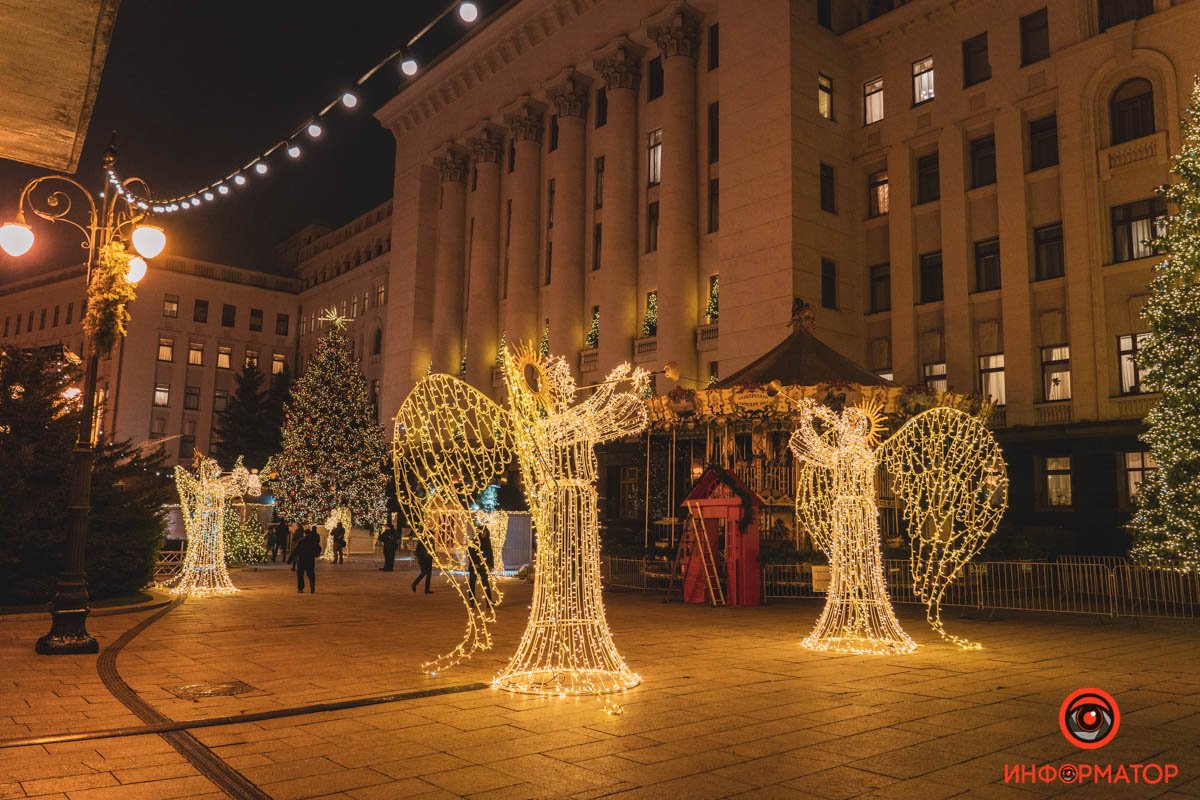 В Киеве на Банковой поставили елку и зажгли иллюминацию: как выглядит новогодний городок возле ОП 3
