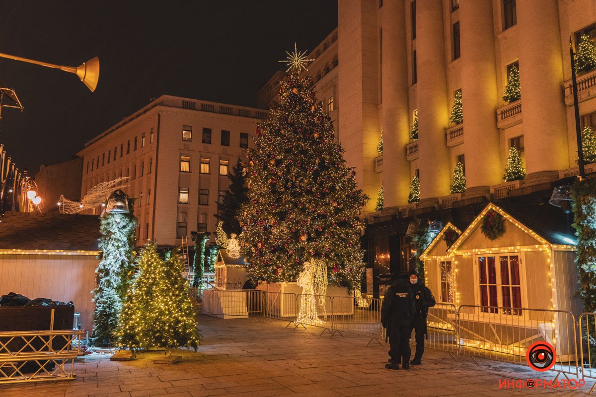 В Киеве на Банковой поставили елку и зажгли иллюминацию: как выглядит новогодний городок возле ОП 5