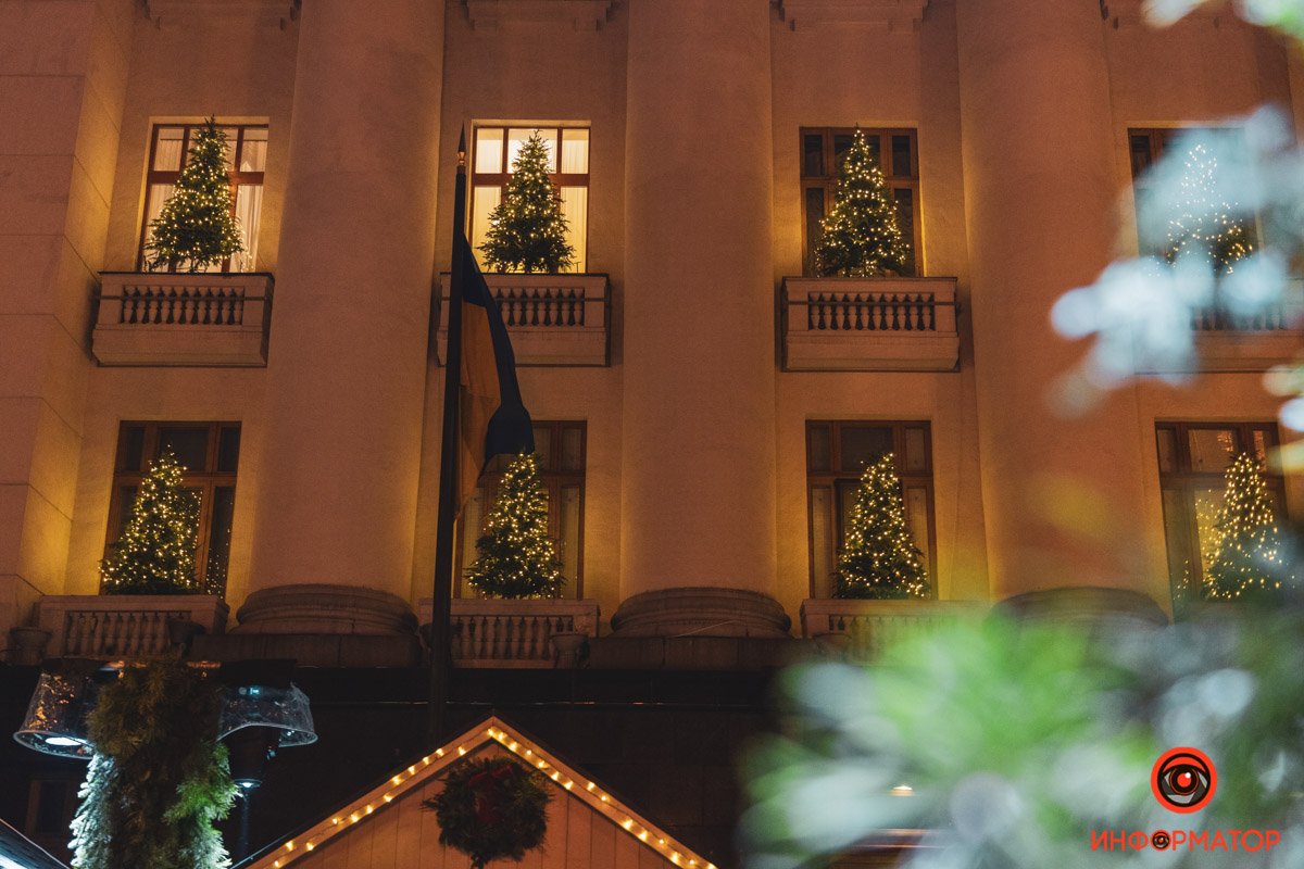 В Киеве на Банковой поставили елку и зажгли иллюминацию: как выглядит новогодний городок возле ОП 7