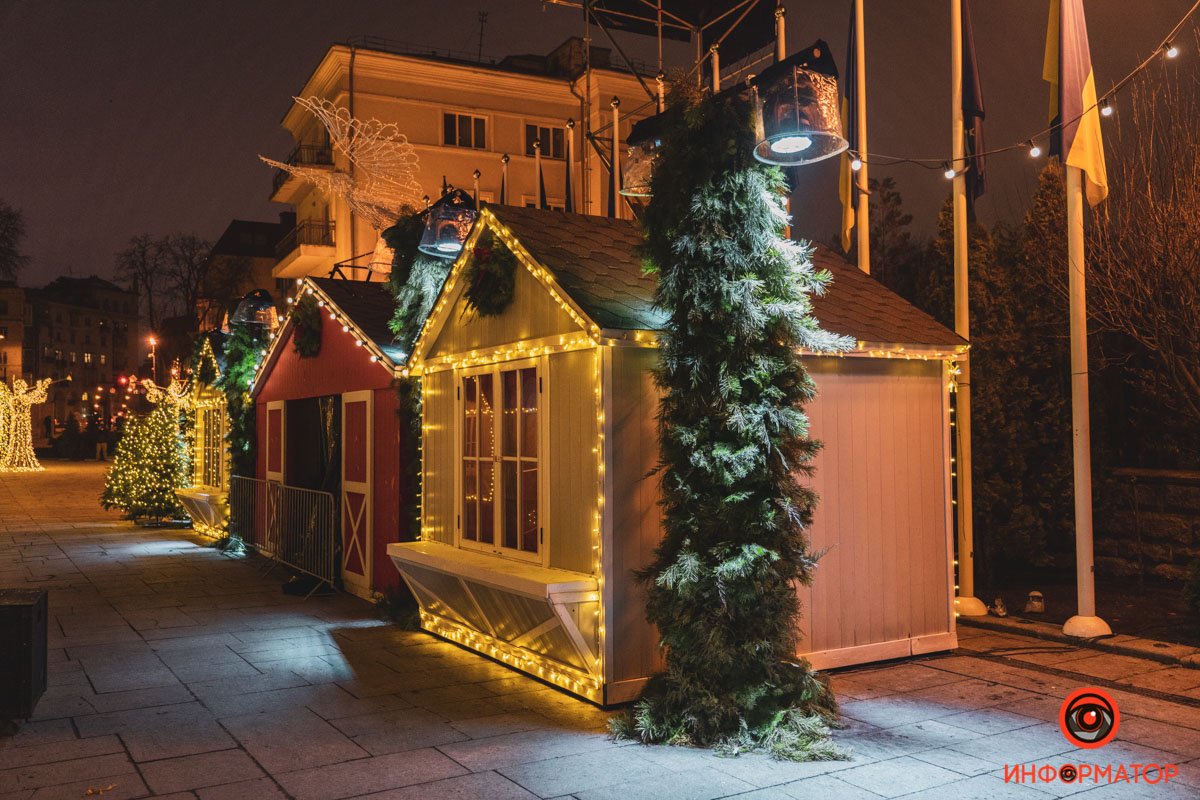 В Киеве на Банковой поставили елку и зажгли иллюминацию: как выглядит новогодний городок возле ОП 8