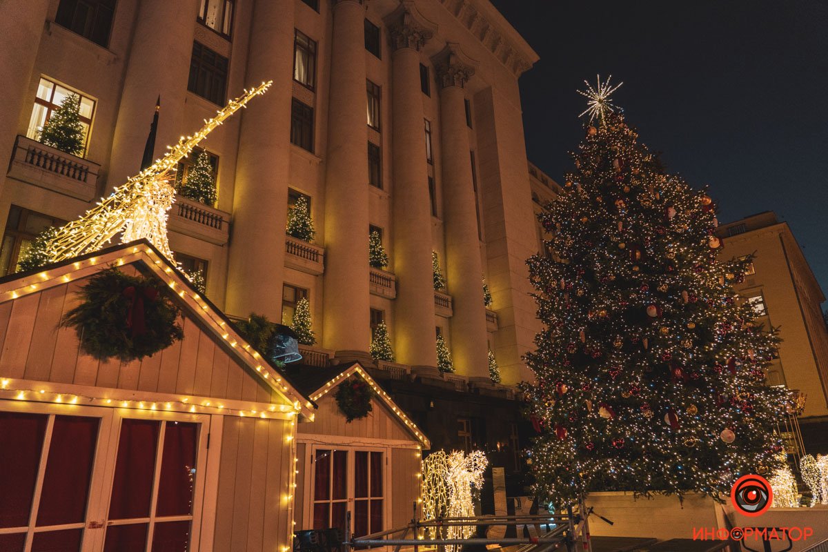 В Киеве на Банковой поставили елку и зажгли иллюминацию: как выглядит новогодний городок возле ОП 9