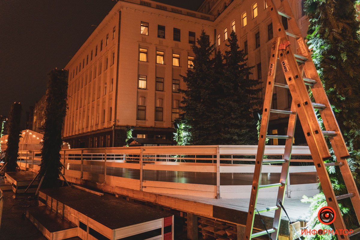 В Киеве на Банковой поставили елку и зажгли иллюминацию: как выглядит новогодний городок возле ОП 10