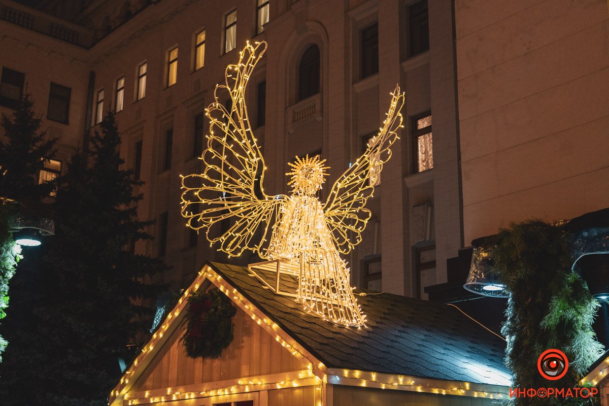 В Киеве на Банковой поставили елку и зажгли иллюминацию: как выглядит новогодний городок возле ОП 11