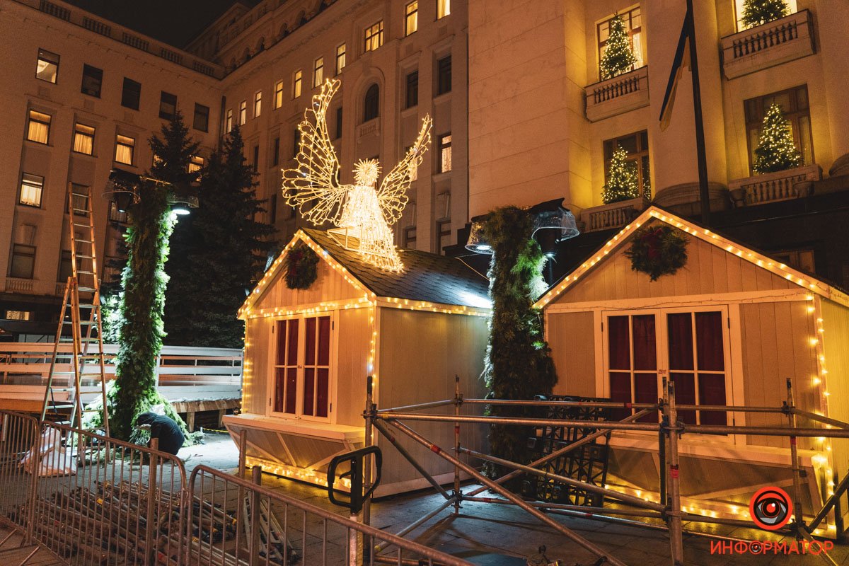 В Киеве на Банковой поставили елку и зажгли иллюминацию: как выглядит новогодний городок возле ОП 12
