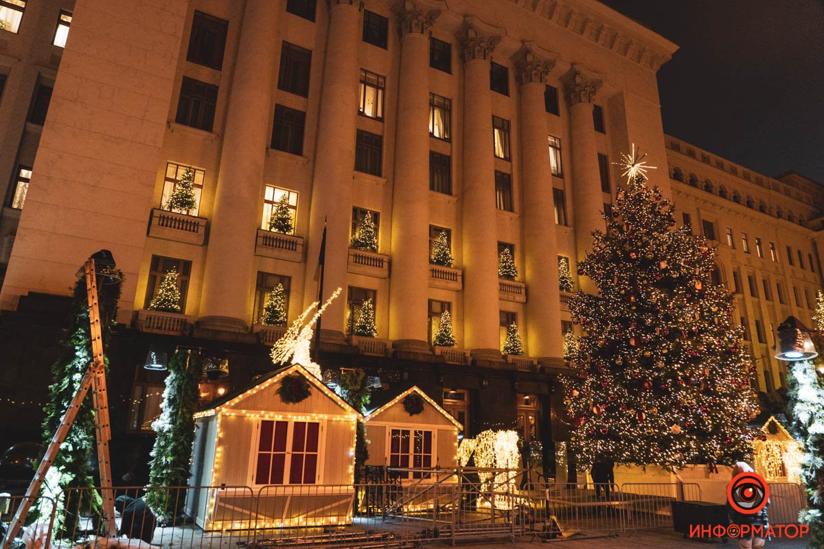 В Киеве на Банковой поставили елку и зажгли иллюминацию: как выглядит новогодний городок возле ОП 13