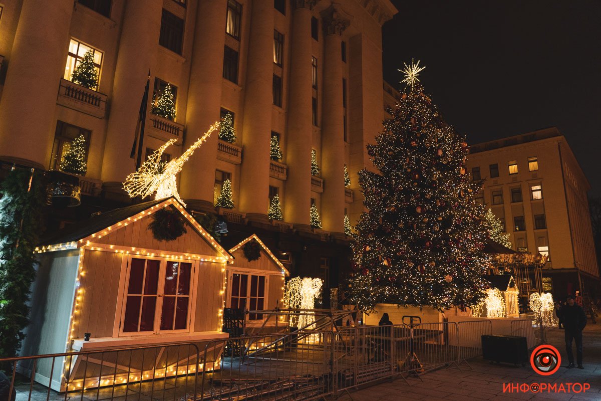 В Киеве на Банковой поставили елку и зажгли иллюминацию: как выглядит новогодний городок возле ОП 14