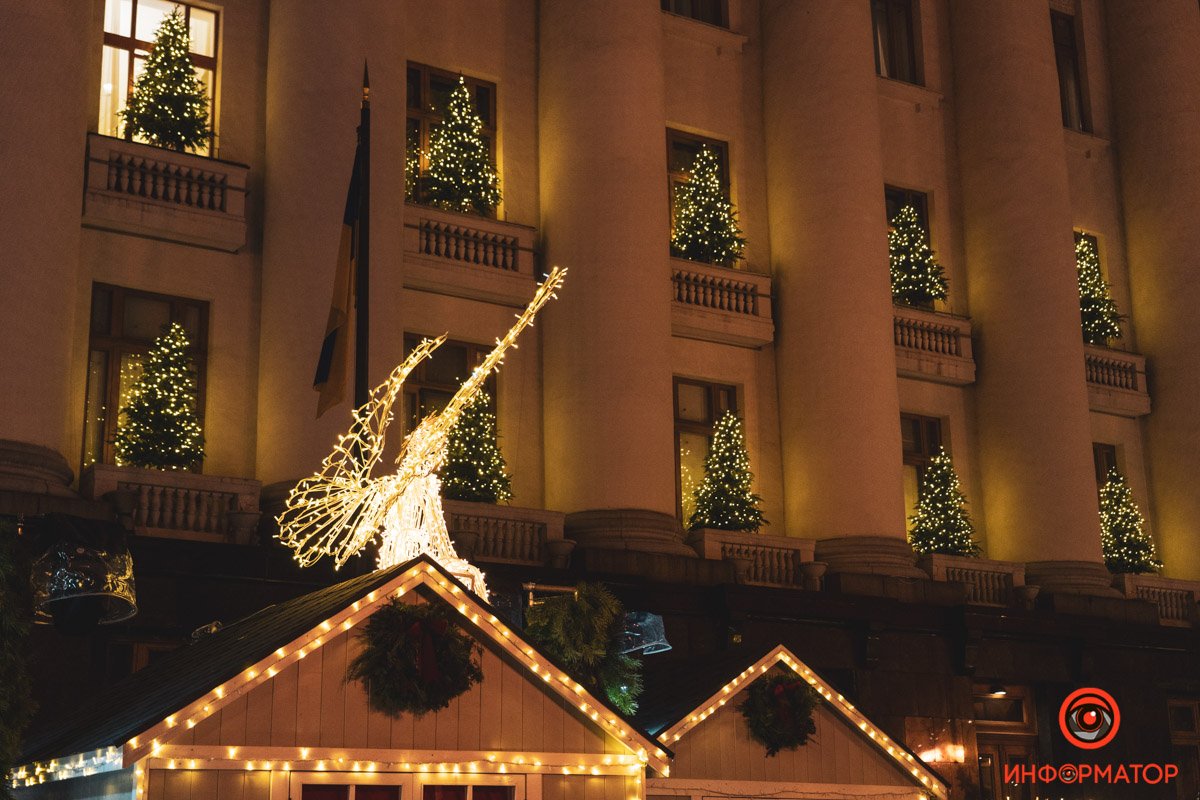 В Киеве на Банковой поставили елку и зажгли иллюминацию: как выглядит новогодний городок возле ОП 15