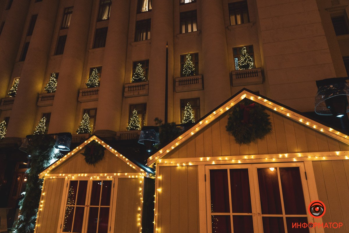 В Киеве на Банковой поставили елку и зажгли иллюминацию: как выглядит новогодний городок возле ОП 16