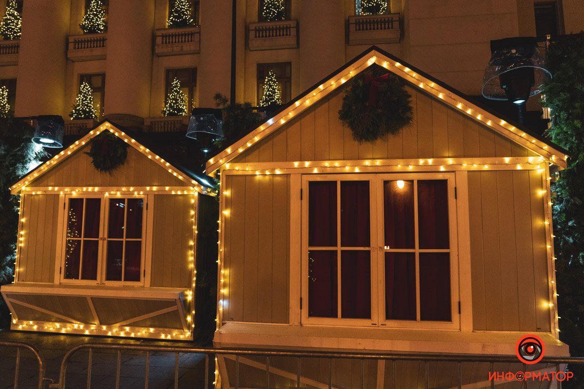 В Киеве на Банковой поставили елку и зажгли иллюминацию: как выглядит новогодний городок возле ОП 17