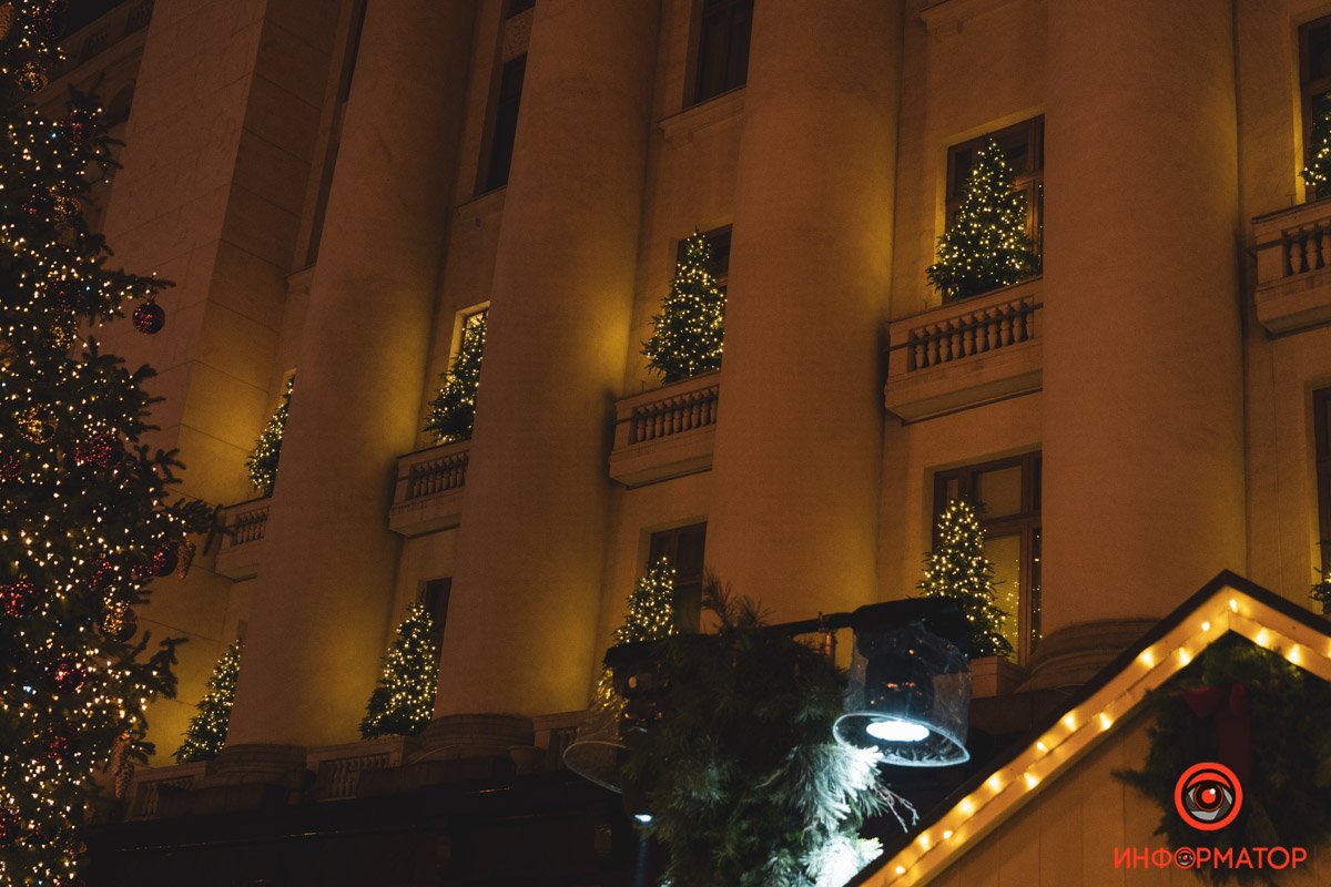 В Киеве на Банковой поставили елку и зажгли иллюминацию: как выглядит новогодний городок возле ОП 18