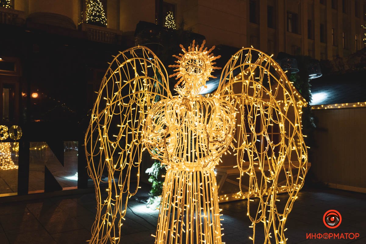 В Киеве на Банковой поставили елку и зажгли иллюминацию: как выглядит новогодний городок возле ОП 19