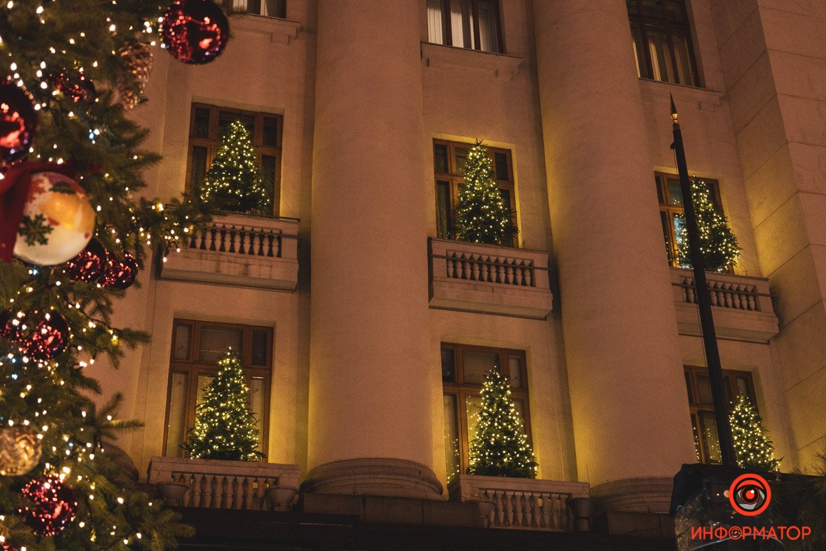 В Киеве на Банковой поставили елку и зажгли иллюминацию: как выглядит новогодний городок возле ОП 20