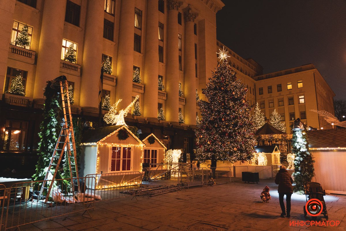 В Киеве на Банковой поставили елку и зажгли иллюминацию: как выглядит новогодний городок возле ОП 21