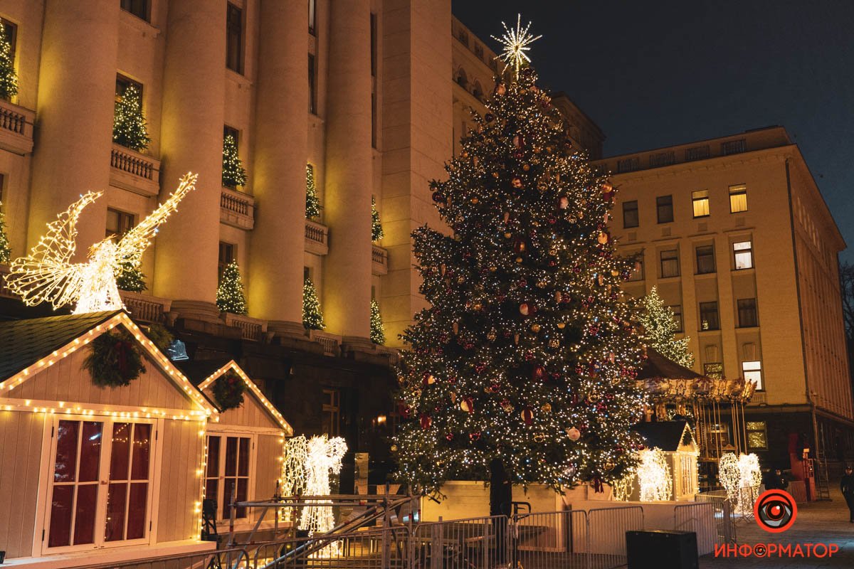 В Киеве на Банковой поставили елку и зажгли иллюминацию: как выглядит новогодний городок возле ОП 22