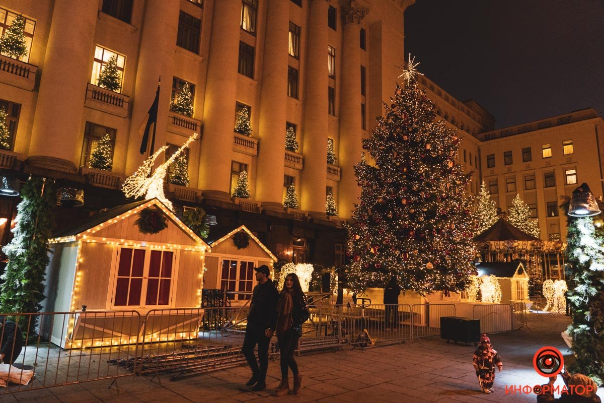 В Киеве на Банковой поставили елку и зажгли иллюминацию: как выглядит новогодний городок возле ОП 23