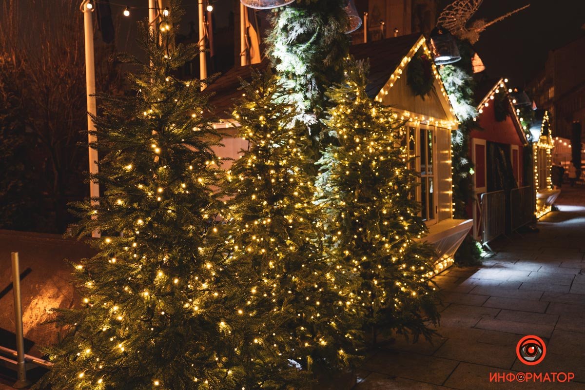 В Киеве на Банковой поставили елку и зажгли иллюминацию: как выглядит новогодний городок возле ОП 24